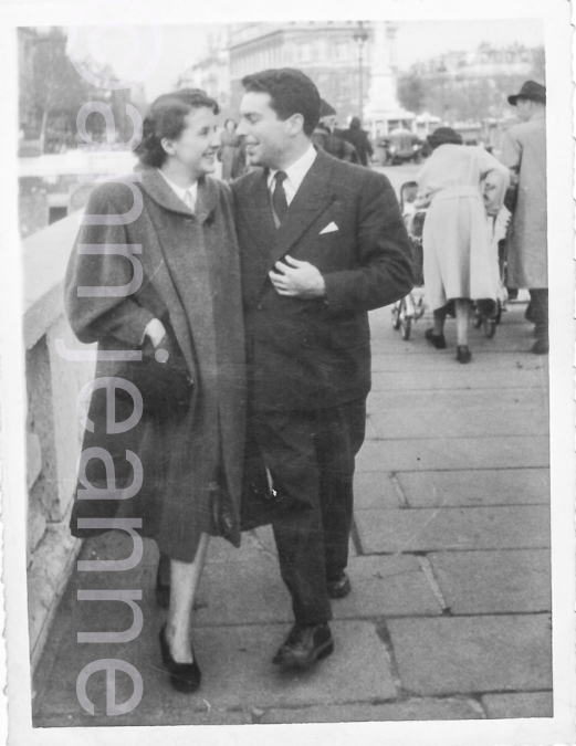 1953-00-00 - Mon père et Ma mère en vacances marchant sur un pont